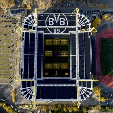 Die offiziell als weltweit größte Solaranlage auf einem Stadiondach anerkannte Installation im Signal Iduna Park zählt zu den sichtbarsten Symbolen für erneuerbare Energien im internationalen Sport (Bild: JA)