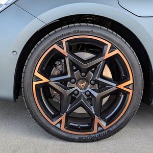 2. Die Design-Details: Zum Charme des Sport-Kombis tragen vor allem die vielen Design-Details im Cupra-typischen Kupferton bei – etwa die Leichtmetallfelgen. Sie sind allerdings wie der Lack überaus empfindlich. (Bild:  Rosenow – VCG)