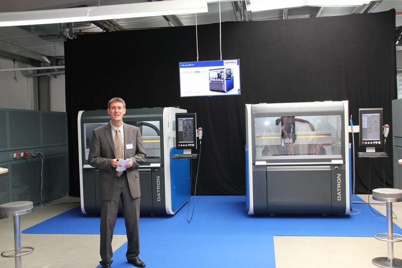 Dr. Michael Kreis, Leiter Entwicklung und Technologie bei seinem Einführungsvortrag:„Mit der M8-Cube wird das Fräsen, Bohren und Gravieren von Aluminium und anderen Hightech-Materialien noch wirtschaftlicher.
