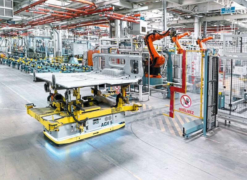 In modernen Fabriken kommen immer häufiger autonome Fahrzeuge zum Einsatz. Die neue ISO 13855:2024 will aktuellen Technologien wie diesen besser gerecht werden. (Bild: Kuka Group)