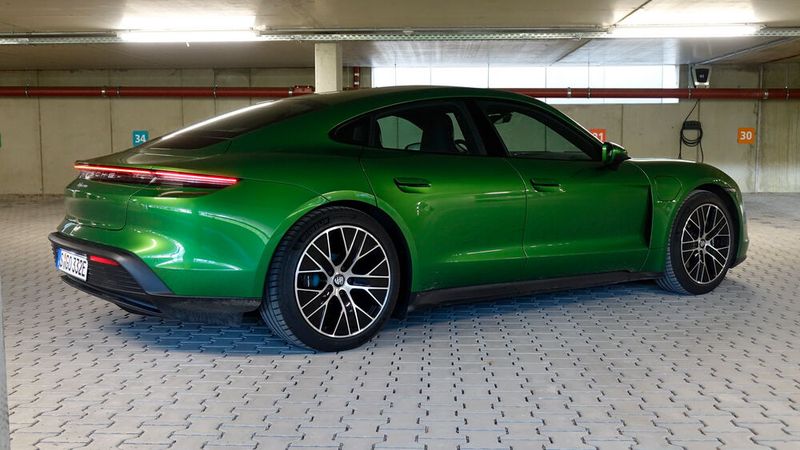 2. Der Antrieb: Die Basisversion, die ohne weitere Buchstaben oder Turbobezeichnungen auskommt, ist immer üppig motorisiert. Unser Fahrzeug hatte außerdem noch die Performancebatterie Plus mit an Board. Das hebt die Reichweite laut Porsche von 431 auf 484 km, erhöhte das Drehmoment von 345 auf 357 Nm und steigert die Leistung von bis zu 300 kW auf bis zu 350 kW. Die Fahrleistungen sind über jeden Zweifel erhaben und dürften reichen, damit die allermeisten Autos den Taycan meist von hinten sehen. (Bild: Schreiner – VCG)