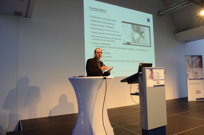Uwe Huber von Trumpf referierte über die Entwicklung der Usability bei dem Maschinenbauer. Das Unternehmen beschäftigt sich seit langem mit den Methoden des Usability Engineerings, dabei sind Personas und Szenarien nur eines der Hilfsmittel im Usability Engineering für Programmiersysteme und Maschinenbedienoberflächen. (Bild: Simon Pichler/VBM)