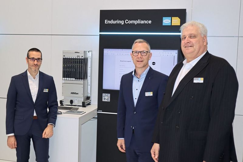 Mit neuen Dashboards und der Demonstration von Showcases setzt HIMA neue Standards in der Sicherheitstechnologie. Entsprechend zufrieden mit dem Messe-Auftritt zeigten sich (v. l.): Marco Turdo (Global Lead Consultant in Digital Safety), Jörg de la Motte (CEO) und Peter Sieber (Vice President Strategic Marketing). (Bild: PROCESS / Kempf)
