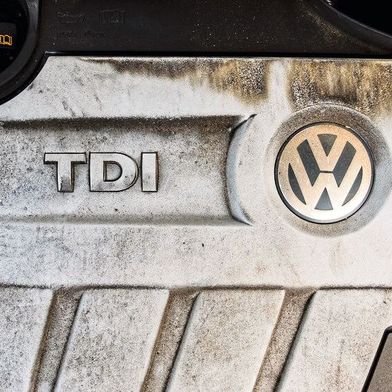 Die Aufarbeitung der Diesel-Abgastricksereien ist weiter im Gange – im Volkswagenkonzern wie auch bei Mercedes. (Bild: Dr. Lehnen & Sinnig/Shanti Hesse (Shutterstock))