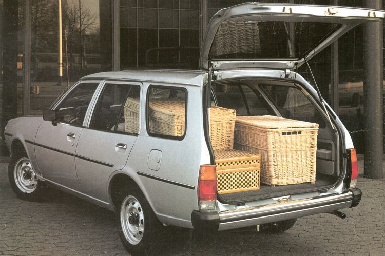 Ab 1977 vermarktete Mazda den Familia als 323, der in der Kombiversion 323 Variabel hieß. Es gab ihn mit Vierzylinder-Motoren von 1,0 bis 1,4 Litern Hubraum und klassischem Heckantrieb. (Bild: Mazda)