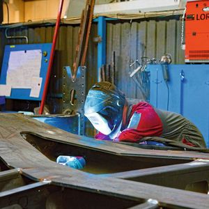 Schon über 160 Micor MIG 400 arbeiten in den fünf Werken der Faymonville Group. Der MIG-MAG-Schweißinverter sorgt mit dem Speed-Arc-Prozess für einen fokussierten Lichtbogen, hohe Schweißgeschwindigkeit und einfache, mehrsprachige Bedienführung.(Bild:  Faymonville/Lorch Schweißtechnik)