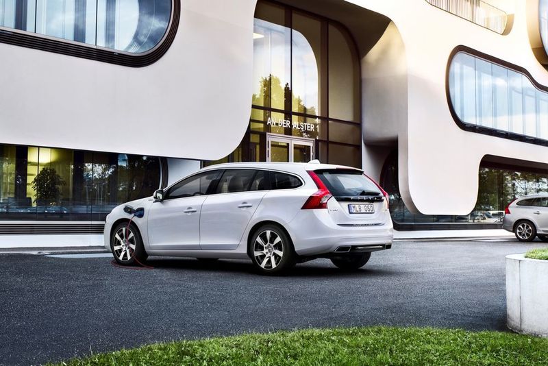 Schon länger auf dem Markt ist der V60 Plug-in-Hybrid (56.900 Euro). Bis zu 50 Kilometer sind laut Volvo rein elektrisch möglich. (Foto: Volvo)