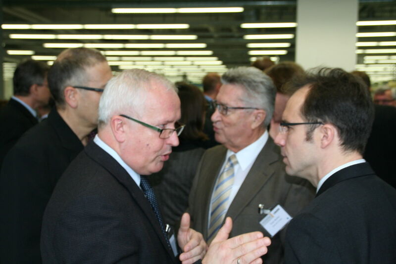 Zahlreiche Vertreter aus Wirtschaft und Politik trafen sich am 22. November zur Eröffnung der neuen Produktionshalle und des neuen Logistikzentrums von Lauda. (Bild: LABORPRAXIS/Platthaus)