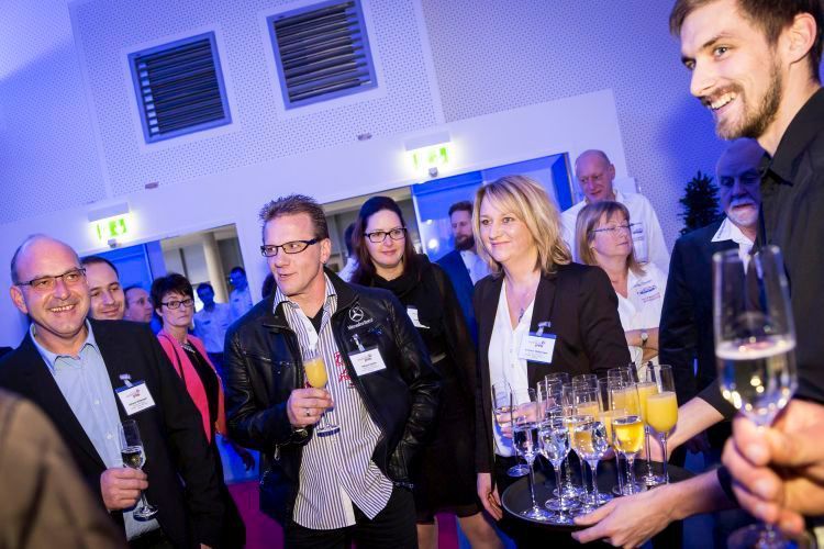 Sektempfang im Würzburger Vogel Convention Center. (Stefan Bausewein)