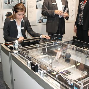 Auf der SPS IPC Drives 2012 wurden am Festo-Stand Automatisierungskomponenten mit der Kraft der Gedanken gesteuert. Bei dem sogenannten CogniGame steuert der Spieler seinen Schlager per Brain-Computer-Interface (BCI).