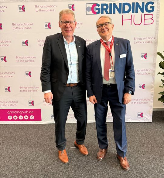 Dr. Markus Heering (li.), Geschäftsführer des VDW: «Mit der dritten Ausgabe hat die Grinding Hub ihre Rolle als internationale Leitmesse der Schleiftechnik weiter gefestigt». Christoph Blättler (re.), Ressortleiter bei Swissmem: «Für alle Hersteller und Anwender von Schleiftechnik ist die Grinding Hub unbestritten der ‹Place to be›.»(Bild:  Nastassja Neumaier, VCG)
