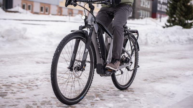 Für Sicherheit und bessere Kontrolle bei winterlichen Straßenverhältnissen sind die passenden Pneus entscheidend.(Bild:  www.pd-f.de / Luka Gorjup | Lux Fotowerk)