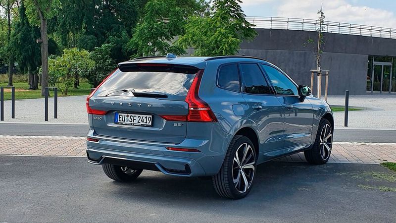 Der abgebildete XC60 B5 Mildhybrid-Benziner im R-Design kostet 60.900 Euro. (Bild: Mauritz/»kfz-betrieb«)