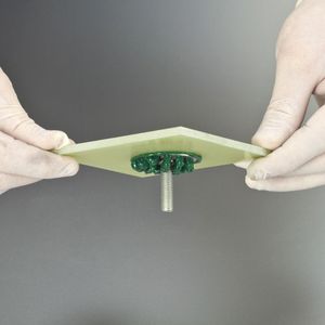Das Produkt ist handfest nach 60 Minuten und zeichnet sich zudem durch gute Zugscher- und Schälfestigkeiten bei guter Alterungsbeständigkeit aus. 