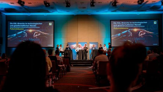 Beim Treffen ging es unter anderem um Robotik und künstliche Intelligenz. (Bild:  Surventis)
