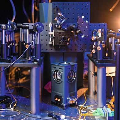 Blick ins Quantenoptiklabor der Universität Stuttgart: Hier experimentieren Forscher mit neuen Photonenquellen für Quantencomputing und Quantennetzwerke. (Bild: Barz Group, Universität Stuttgart)