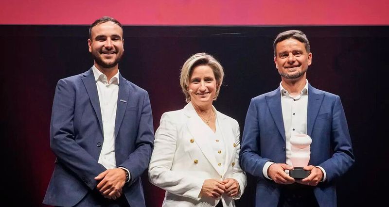 Ein Meilenstein für wegweisende KI-Innovationen aus Baden-Württemberg ist das 2D-Grasping-Kit von Schunk! Dr. Nicole Hoffmeister-Kraut übergibt deshalb den Preis „KI-Champions BW 2025“ an Henry Kistenmacher (links), Product Sales Automation Cells, und Timo Gessmann (rechts), CTO bei Schunk.(Bild:  F. Iannone)