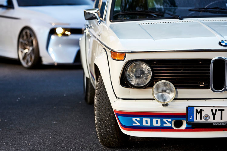 Mitten in der Ölkrise hatte BMW 1973 das Topmodell der 02er-Baureihe, den 2002 turbo vorgestellt – das erste Serienfahrzeug mit Abgasturbolader in Europa und heute ein gefragter Oldtimer. (Foto: BMW)
