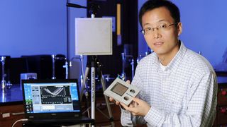 Mit ihrem Dehnungssensor können die Wissenschaftler um Yang Wang Risse etwa in Brückenpfeilern frühzeitig erkennen. ( Georgia Tech / Gary Meek)