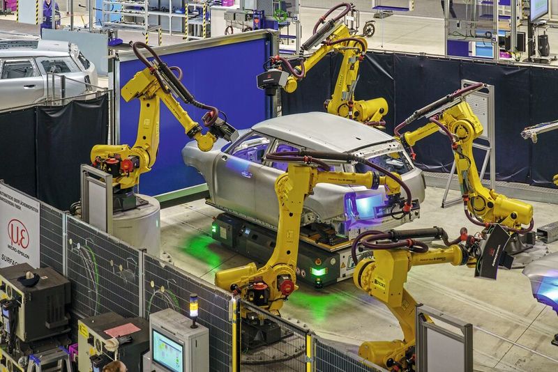 In the inspection cell, SurfaceControl Automotive inspects raw car bodies fully automatically and provides reproducible 3D defect data for rework, quality evaluation, and process optimization. (Image:Micro-Epsilon)