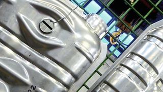 Partner der europäischen Automobilindustrie: Die Hajdu Autotechnika, Teil der Hajdu-Unternehmensgruppe im ungarischen Téglás, fertigt hochwertige Tiefziehteile unter anderem für Sitze und Abgassysteme in grossen Serien. (Dietmar Kuhn)