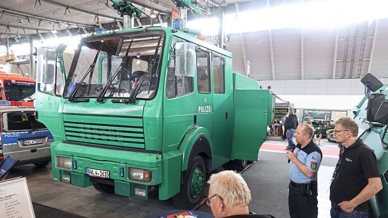 Auf Interesse bei den Besuchern stieß die Erklärung der technischen Details dieses besonderen Einsatzfahrzeugs. (Bild: Dominsky/»kfz-betrieb« )