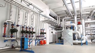 So modern wie hier schaut es nur in wenigen Indus­triebetrieben aus. Oft wird bei der Heizung noch veraltete Pumpentechnik eingesetzt. (©visivasnc - stock.adobe.com)