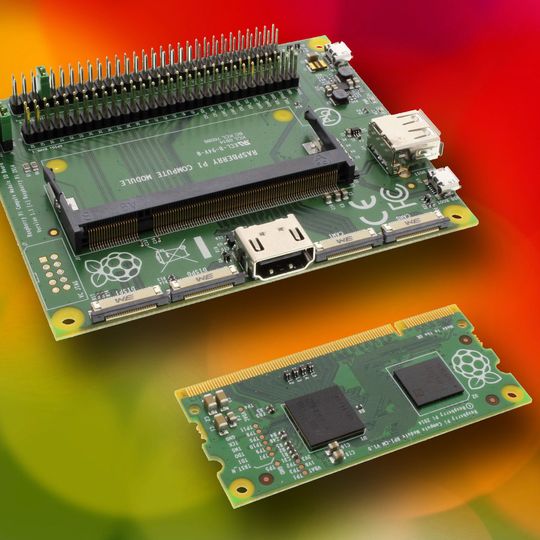 Raspberry Pi Compute Development Kit: Compute Modul (unten) und E/A-Entwicklungsplatine Raspberry Pi Compute Development Kit: Compute Modul (unten) und E/A-Entwicklungsplatine
