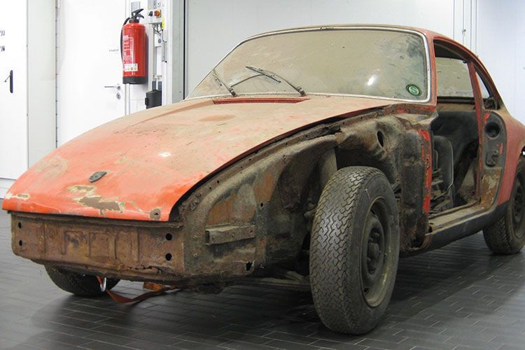 Die Bestandsaufnahme verhieß eine Menge Arbeit an dem historisch bedeutsamen Elfer, der fortan unter dem Spitznamen „Nummer 57“ läuft.  (Porsche)