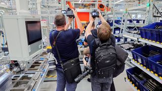 Medienandrang in der Fertigung der elektrischen Antriebseinheit des CLA in Untertürkheim. Der Standort beliefert das Werk Rastatt, wo das E-Auto entsteht. (Bild: Thomas Günnel/Automobil Industrie)