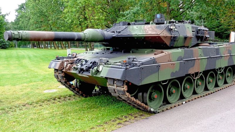 Irgendwie eben auch ein Kraftfahrzeug: Viele Zulieferer der Automobilindustrie drängen in die Rüstungsindustrie.(Bild:  frei lizenziert /  Pixabay)