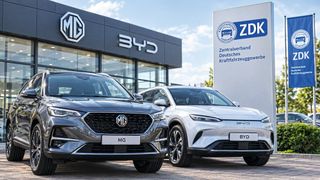 Die neu gegegründeten Händlerverbände der asiatischen Automarken MG und BYD sind Mitglieder im ZDK. (Bild: KI-generiert)