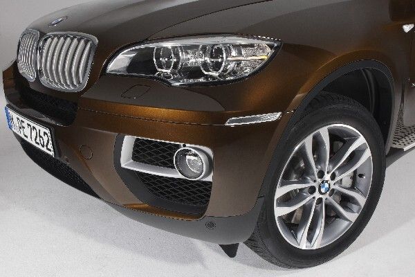 Der exklusive Status des X6 als Sports Activity Coupé wird durch gezielte Design-Modifikation und neue Ausstattungsmerkmale unterstrichen (Bild: BMW)