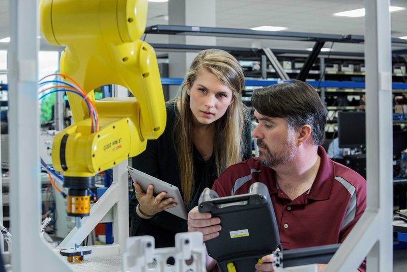 Als Experte in den Bereichen Healthcare und Life Science kann Plexus umfassende und integrierte Engineering-Kompetenzen einbringen. (Plexus)