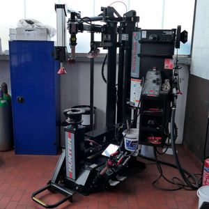 Erftstadt Customs investierte unter anderem in eine neue Reifenmontiermaschine von Hunter.(Bild:  Wenz - VCG)