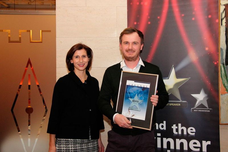 Michael Fabke von Cloud&Heat Technologies nahm den Award für Dr. Jens Struckmeier in der Kategorie »Best Value« im Rahmen des DataCenter Day 2016 entgegen. (Vogel IT-Medien)