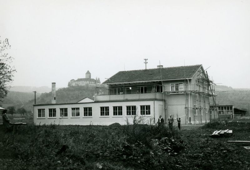 1956: Bau der ersten Fertigungshalle von Murrplastik. (Murrplastik)