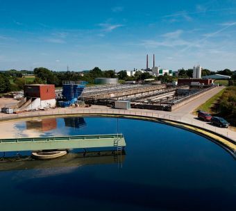 Veolia übernimmt über das Tochterunternehmen Veolia Industrieservice von Vattenfall die Nuon Energie und Service. Die Gesellschaft ist Betreiber des Industrieparks Niederau in Düren sowie Eigentümer und Betreiber des Bizzpark Oberbruch, eines Industrieparks in Heinsberg (Nordrhein-Westfalen). Die Akquisition ist ein Beitrag zur weiteren Entwicklung des Industriegeschäfts von Veolia in Deutschland. Das Unternehmen erwartet für die kommenden zwölf Jahre einen kumulierten Umsatz von 287 Millionen Euro. (Bild: Veolia)