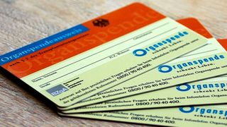 Scheckkartengroß und unter Umständen lebensrettend: der Organspendeausweis. (gemeinfrei)