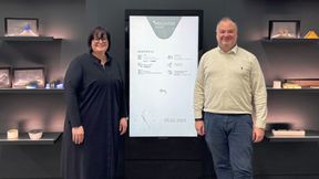 Customer Experience Point bei der Moeschter Group. Nathalie Kletti, Geschäftsführerin von MPDV, und Georgios Kabitoglou, Geschäftsführer der Moeschter Group (v.l.). Gemeinsam implementierten sie ein Manufacturing Execution System bei Moeschter. (Bild: Moeschter Group)