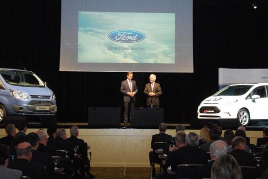 Newcomer im Scheinwerferlicht: Wolfgang Booms und Volker Reichstein präsentierten den Händlern den neuen Ford Transit und den B-Max. (Foto: Scheid)