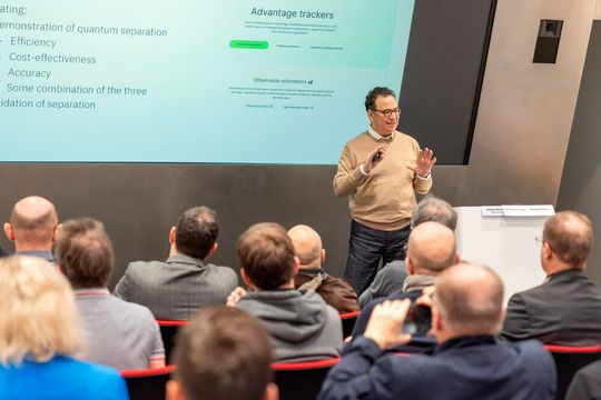 IBM-Fellow Alessandro Curioni erläutert die jüngsten Fortschritte in der Entwicklung von Quantencomputern. (Bild:  IBM)