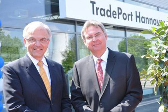 Bernd Huchzermeyer, Geschäftsführer der VGSG und  Hans-Dieter Rybicki, Leiter des Tradeport Hannover, bei der Eröffnung. (Archiv: Vogel Business Media)