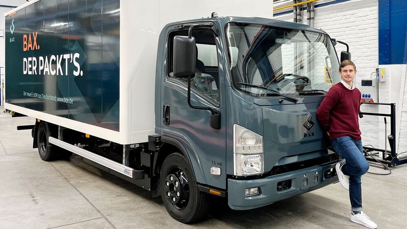 Das Fahrerhaus des BAX ist niedrig, wie Josha Felix Kneiber, Leiter Produktmanagement & Strategischer Vertrieb Elektromobilität bei BPW, zeigt.   (Bild: BPW Bergische Achsen/BAX)