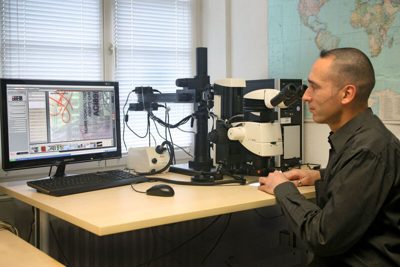 Abb. 2: Für Martin Fischer, Sachverständiger für Urkundenuntersuchungen am Regierungspräsidium Stuttgart, ist das Stereomikroskop Leica M165 C unverzichtbares Arbeitsmittel.  (Bild: Martin Fischer)