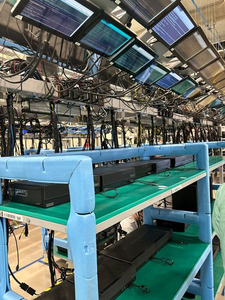 Das gleiche gilt auch für die Homecomputer. Hier werden die PCs mit verschiedenen Programmen im Dauerbetrieb getestet. (Bild: Marvin Djondo-Pacham)