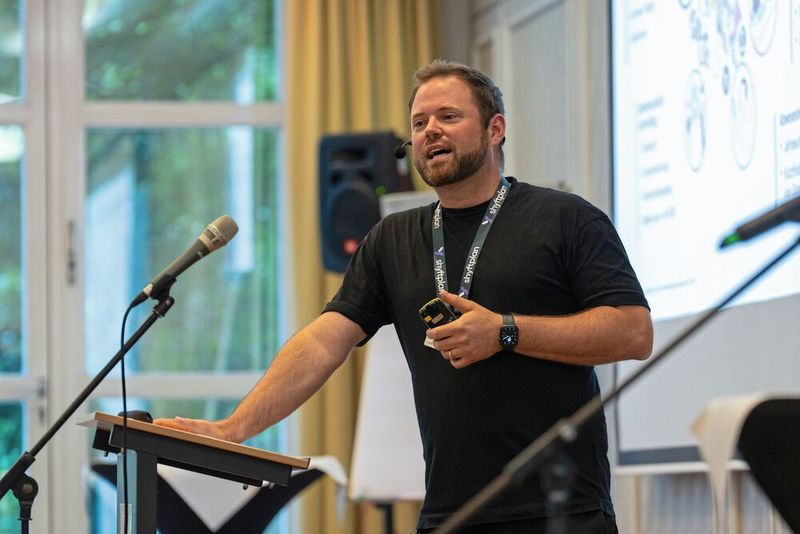 Harald König, Lead Account Executive bei Shyftplan, zeigte die Möglichkeiten einer KI-unterstützten Schichtplanung in Echtzeit. (Bild: Dominik Böhm - Fotokumpel)
