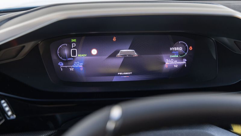 Fahrrelevante Informationen werden auf einem großen Display angezeigt. (Bild: Peugeot)