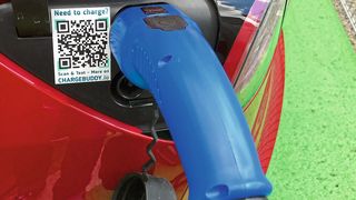 Pkw, die an Elektrotankstellen aufladen, sind immer häufiger im Straßenbild zu sehen. (Bild: Grimm/»kfz-betrieb«)