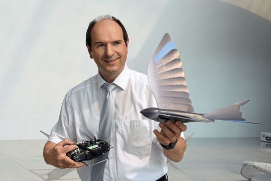 Rainer Mugrauer mit dem Bionic Swift, dem einer Schwalbe nachempfundenen bionischen Vogel.(Bild:  Stefanie Michel)